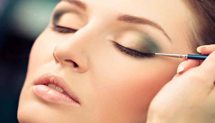 खराब हो चुके हैं आपके मेकअप प्रोडक्ट्स, इस तरह करें मेकअप