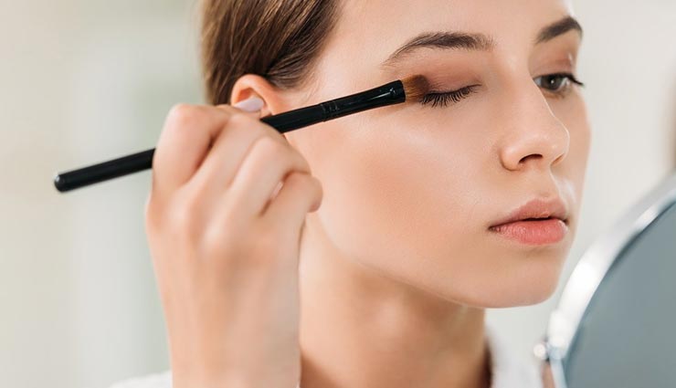 क्या आप भी दिखाना चाहती हैं अपनी छोटी आंखों को बड़ा, ये मेकअप टिप्स आएंगे बहुत काम