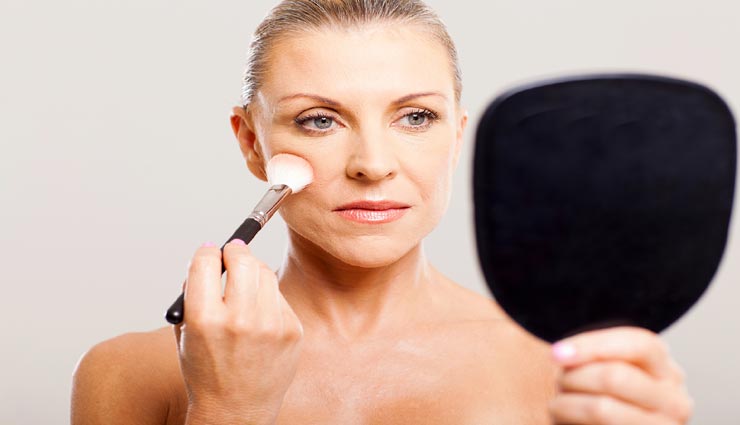 मेकअप की मदद से दिखे बढ़ती उम्र में भी जवां, इन टिप्स का करें इस्तेमाल