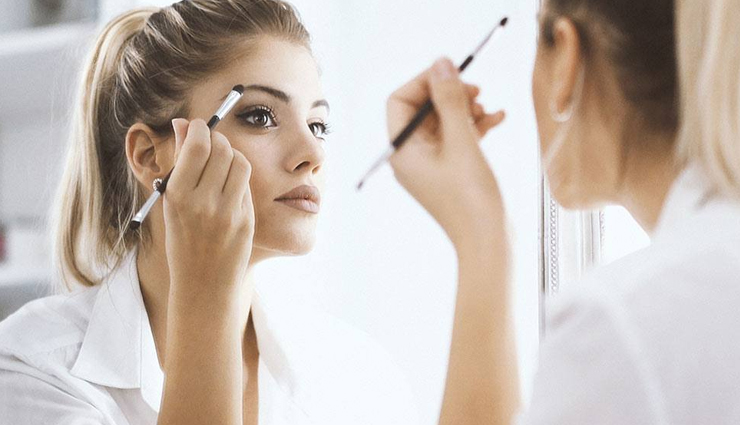 tips to prevent the makeup going greasy,ways to stop makeup from going greasy,shiny makeup,greasy makeup,beauty tips,beauty hacks,makeup tips