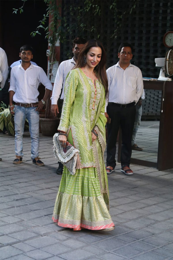 EX Wife मलाइका के सामने गर्लफ्रेंड का हाथ थामे अर्पिता के घर गणपति पूजा में पहुंचे अरबाज, देखे तस्वीरे bollywood,arpita khan,ganesh chaturthi 2018,arbaaz khan,giorgia andriani,Salman Khan,malaika arora khan,salim khan,sohail khan,katrina kaif