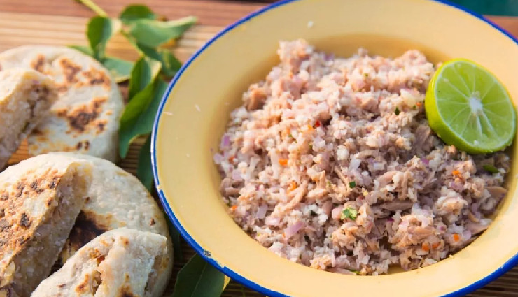 local foods maldives,maldivian cuisine,maldivian breakfast,mashuni,garudhiya,maldivian soup,mas huni,bis keemiya,maldivian pastries,bajiya,rihaakuru,maldivian lobster,havaadhulee bis,saagu bondibai,kulhi boakibaa,maldivian desserts,maldivian seafood,maldivian street food,maldivian culture,maldives food guide