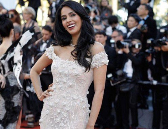 बॉलीवुड की हॉट गर्ल मल्लिका शेरावत का कांस में दिखा नया अवतार 