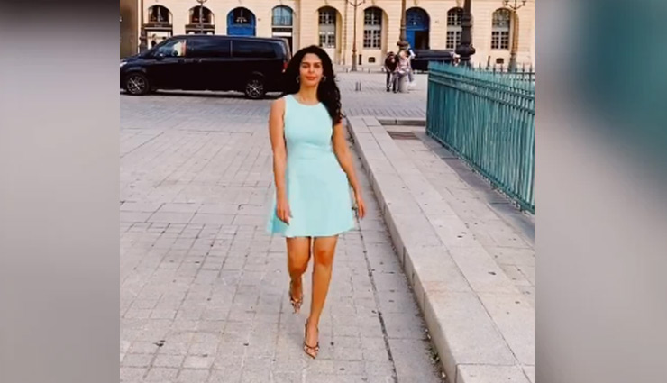 पेरिस की सड़कों पर यूं कैटवॉक करती नजर आईं Mallika Sherawat, देख फैन्स के उड़े होश; वीडियो वायरल