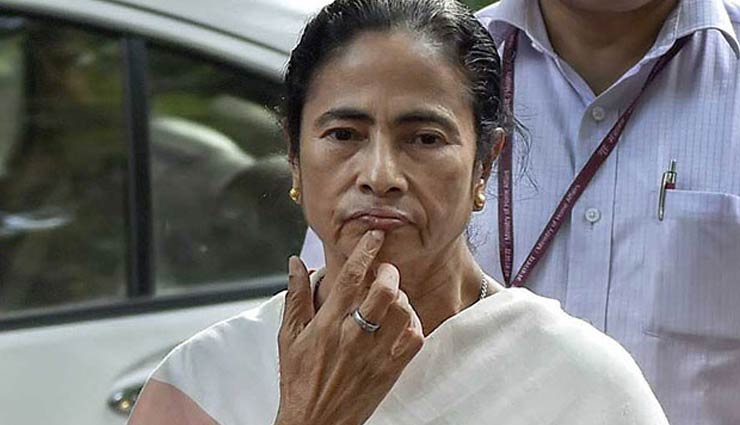 देश ‘महा आपातकाल’ से गुजर रहा है : ममता बनर्जी