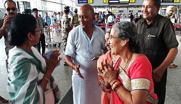 जब PM मोदी की पत्नी जशोदाबेन को देख एयरपोर्ट पर दौड़ पड़ीं CM ममता