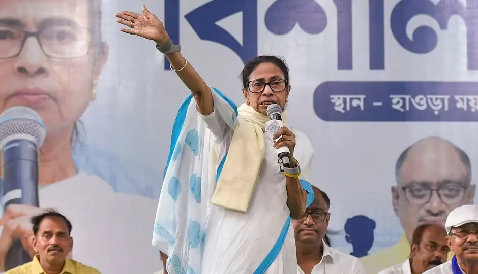 100 मीटर की दूरी पर बीजेपी की सभा, शोर से नाराज़ होकर भाषण बीच में छोड़ गईं ममता बनर्जी; कार्यकर्ताओं के बिच झड़प