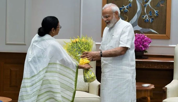 PM मोदी से मिलीं ममता बनर्जी, भेंट किया गुलदस्ता, बंगाल आने का भी दिया न्योता 