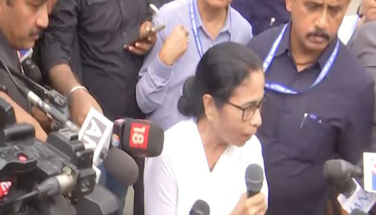 नीति आयोग की बैठक से बाहर निकलीं बंगाल की CM ममता, कहा- माइक बंद था; BJP ने 'कमजोर स्क्रिप्ट' बताकर आलोचना की