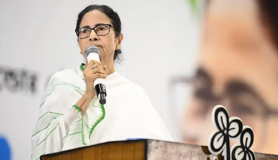 'मैं और अभिषेक पूरी रात जागते रहे, हमारे कार्यकर्ताओं को उठाया जा रहा' – ममता बनर्जी के तीखे आरोप, चुनावी माहौल गरमाया