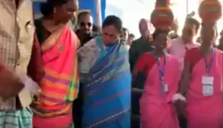 महिलाओं के साथ डांस करती नजर आई ममता बनर्जी, वीडियो हुआ वायरल

