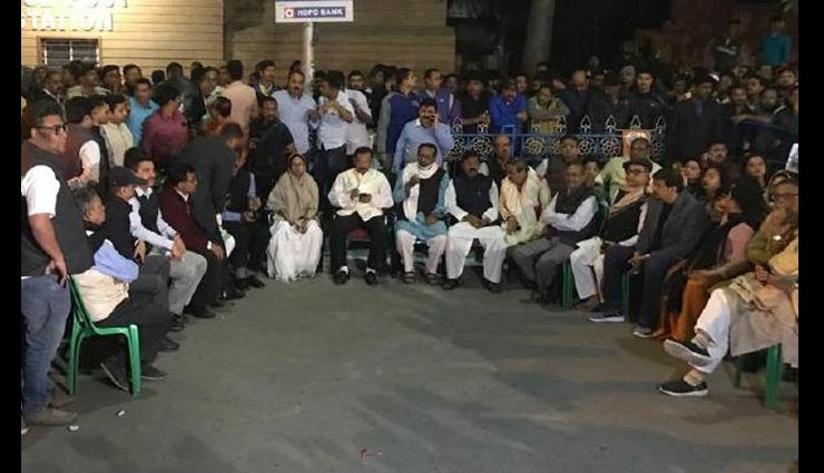 कोलकाता : आधी रात धरने पर बैठीं ममता बनर्जी, कहा- सत्याग्रह जारी रहेगा, आज सुप्रीम कोर्ट जाएगी सीबीआई