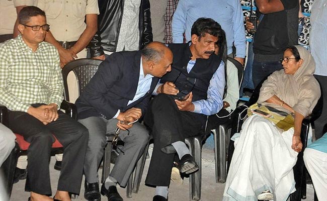 कोलकाता : आधी रात धरने पर बैठीं ममता बनर्जी, कहा- सत्याग्रह जारी रहेगा, आज सुप्रीम कोर्ट जाएगी सीबीआई cbi,kolkata police,west bengal,mamata banerjee,chief minister,police commissioner