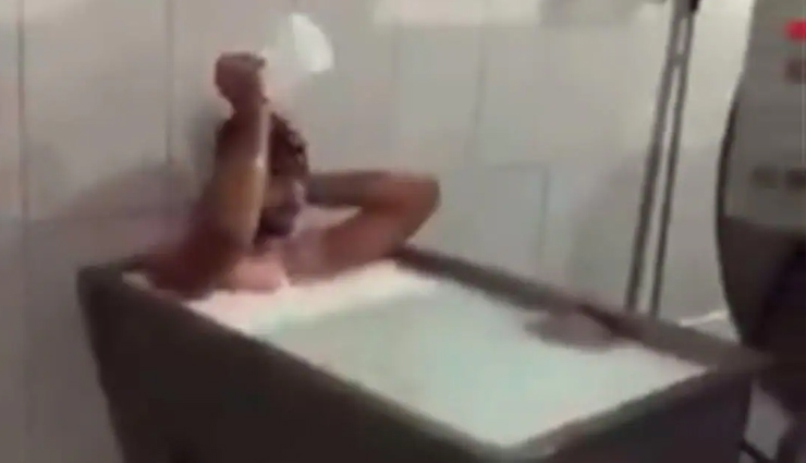 डेयरी प्लांट का कर्मचारी नहा रहा था दूध में, वीडियो हुआ वायरल