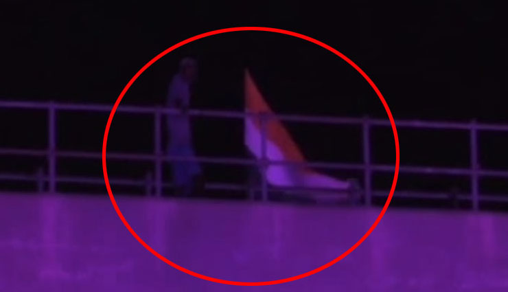 yamuna bridge,pilar,up police,chandrayan-2,lander vikram,isro,weird news,weird news in hindi