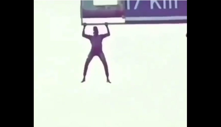 शख्स की एक्सरसाइज का जुनून देख छूट जाएंगे आपके पसीने #VIDEO