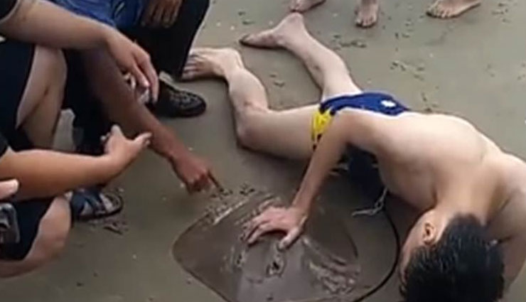 SHOCKING VIDEO! Man’s Private Part gets hooked to marine animal Stingray