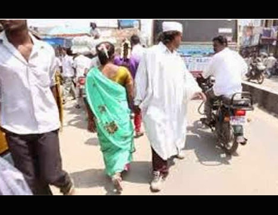 SHOCKING!! Man Who is Walking Inverted From Past 25 Years