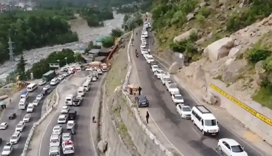 पहाड़ों में हालात बेहाल, सड़कों पर घंटों का जाम... मनाली से नैनीताल तक थमी रफ्तार, जगह-जगह ‘महाजाम’ से जूझते वाहन