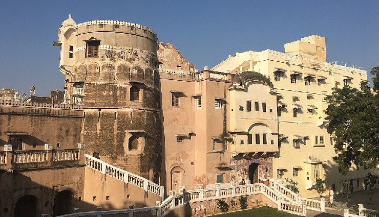 jhunjhunu,rajasthan,shekhawati,havelis,frescoes,rani sati temple,khetri mahal,modi haveli,mandawa,badalgarh fort,nawalgarh,tibrewala haveli,ganeriwala haveli,alsisar mahal,sun temple,indian heritage,indian culture,historical sites,tourist attractions,travel destinations