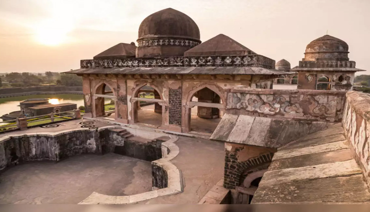 मध्यप्रदेश की भव्य ऐतिहासिक झलक को दर्शाते हैं यहां के किले, जानें इनके बारे में travel places,famous forts,forts of madhya pradesh