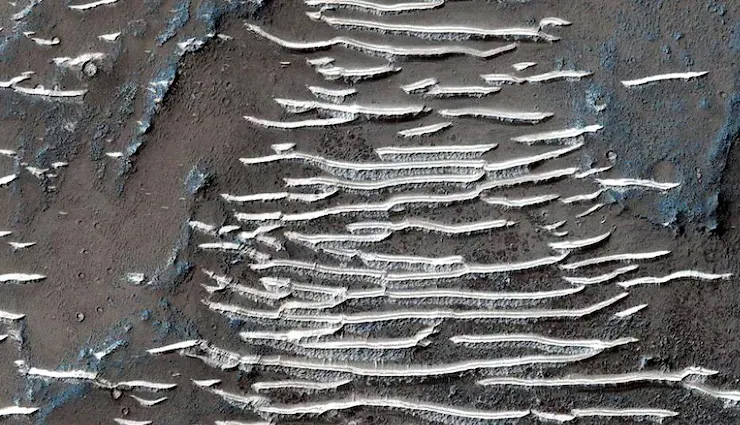 मंगल ग्रह पर मिली बर्फ की सीढ़ियां, वैज्ञानिक हैरान