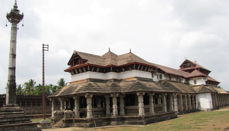 mangalore,places to visit in mangalore,mangaladevi temple,gokarnanatheshwara temple,panambur beach,milagres church,st aloysius chapel,our lady of rosary cathedral,saavira kambada basadi