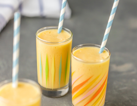 मैंगो योघर्ट स्मूथी 