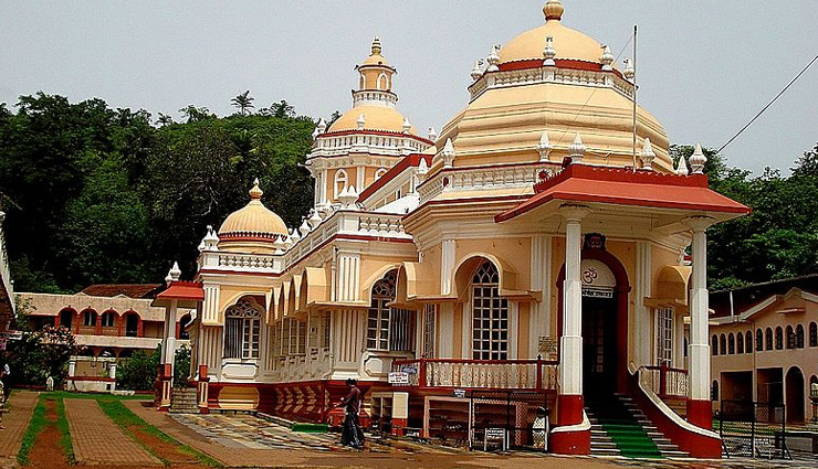 नाईट लाइफ के अलावा इन 10 मंदिरों के लिए भी प्रसिद्द हैं गोवा, जाएं तो जरूर करें दर्शन famous temples in goa,list of all temples in goa,biggest temple in goa,most famous temple in goa,oldest temple in goa,old temples in goa,famous temples in north goa,famous shiva temple in goa,famous temples in south goa,goa holidays,holidays