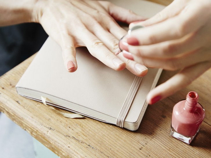 नाखून को सुंदरता प्रदान करता है मैनीक्योर, इस तरह करें घर पर ही manicure at home,manicure tips,nail care tips,beauty tips