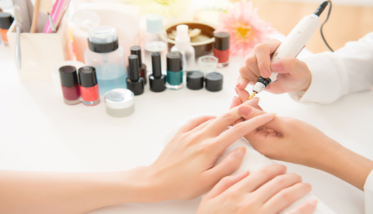 मैनीक्योर करते समय ना करें ये गलतियां, मिलेगा पार्लर जैसा परिणाम