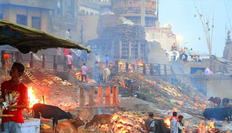 सावन में अद्भुत नजारा पेश करते हैं बनारस के मंदिर और घाट, कभी शांत नहीं होती मणिकर्णिका घाट की अग्नि banaras ghats in varanasi,varanasi ghat attractions,exploring banaras ghats,famous ghats of varanasi,varanasi riverfront ghats,must-visit ghats in banaras,spiritual significance of varanasi ghats,ghat rituals in banaras,varanasi ghats at dawn and dusk,serene experience at banaras varanasi ghat