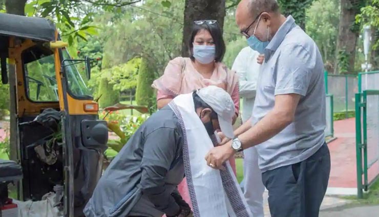 कोरोना से ठीक हुए मरीज के लिए महिला ऑटो ड्राइवर ने किया 8 घंटे का सफर, मुख्यमंत्री ने खुद दिया 1.10 लाख का इनाम