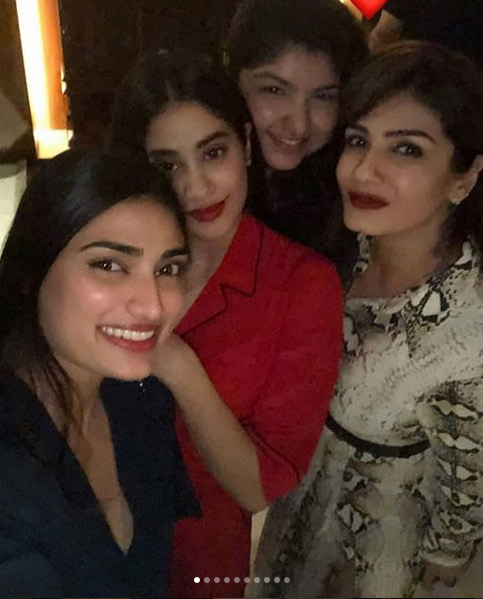 manish malhotra bash,bollywood hottest divas,priyanka chopra,jhanvi kapoor,ara ali khan,khushi kapoor,shanaya,kapoor,kajol,sonakshi,kiara advani,vicky kaushal,bhumi pednekar,tiger shroff,tara sutaria,ananya,athiya shetty,karisma kapoor,aditya roy kapur,ishaan khatter,iulia vantur,nushrat bharucha,manushi chhillar,yami gautam,daisy shah,pooja hegde,pulkit samrat,rhea chakraborty