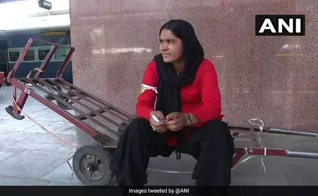 manju devi,first women coolie,jaipur,jaipur railway station