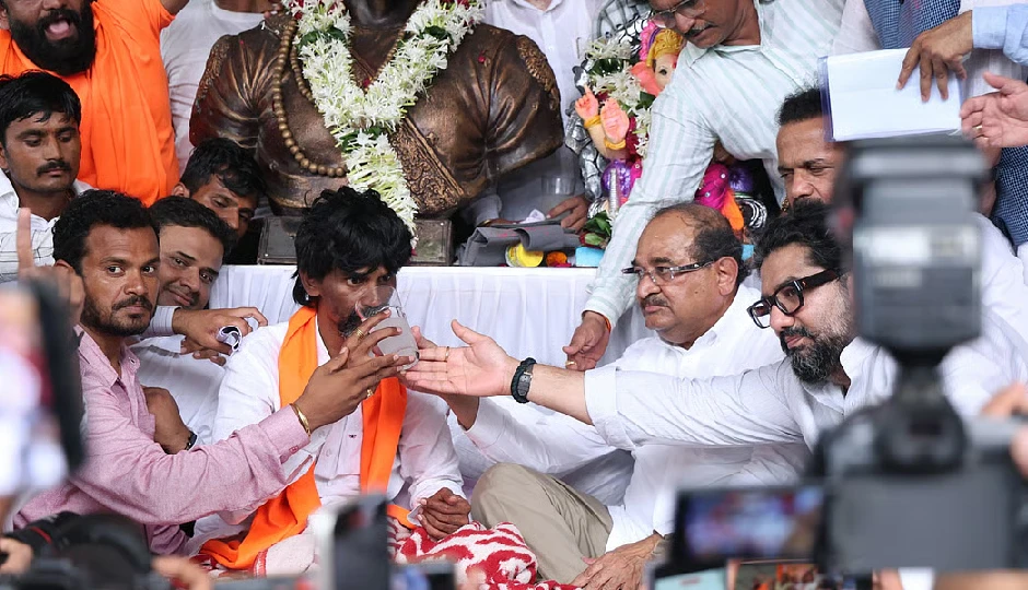 मनोज जारंगे ने तोड़ा आमरण अनशन, सरकार ने मानी अधिकांश मांगें