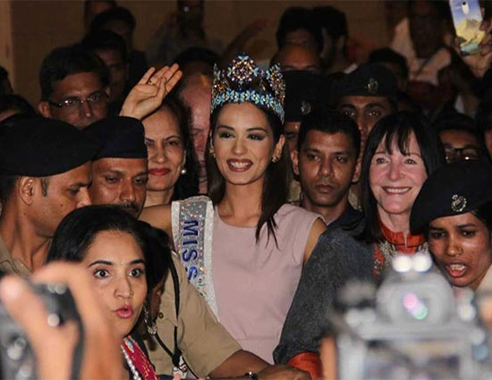 PHOTOS : Miss World 2017 मानुषी छिल्लर ने सिद्धिविनायक मंदिर के दर्शन किए