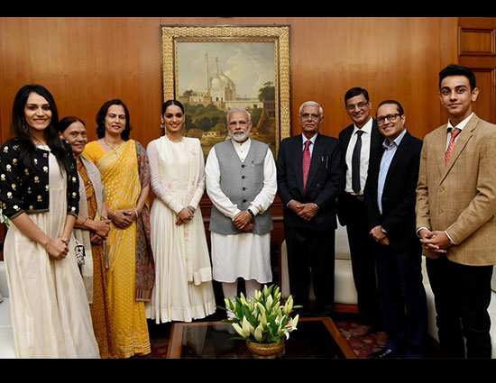 प्रधानमंत्री नरेंद्र मोदी से मिलीं मानुषी छिल्लर, ट्वीट कर किया ख़ुशी का इज़हार