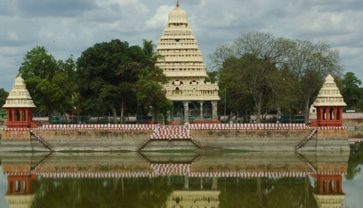 madurai tourist attractions,top 10 places to visit in madurai,meenakshi amman temple,madurai must-visit sites,things to do in madurai,madurai temples,vaigai dam,alagar kovil,samanar hills,tirupparankundram murugan temple,pazhamudhir solai,best tourist spots in madurai,historical places in madurai,religious sites in madurai,madurai travel guide