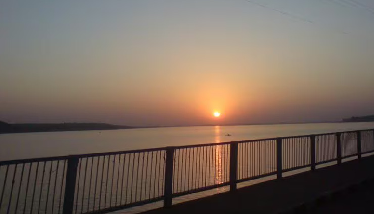 tourist attractions near bhopal,must-visit places near bhopal,raisen fort,bijasan mata temple,halali dam,udayagiri caves,great stupa sanchi,marine drive bhopal,bori wildlife sanctuary,satpura national park