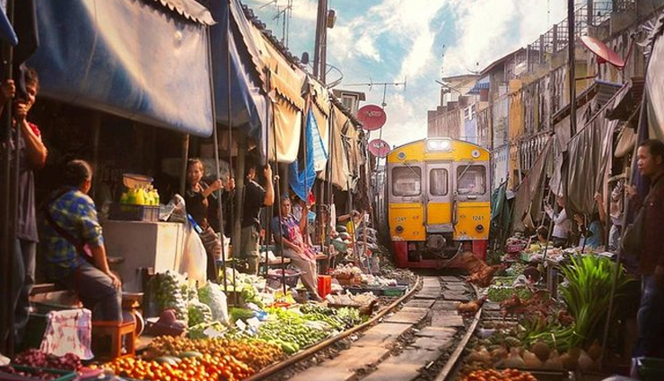 thailand,markets to visit in thailand,maeklong railway market,bangkok,floating market,damnoen saduak,chatuchak weekend market,pak khlong talat,night market,hua hin
