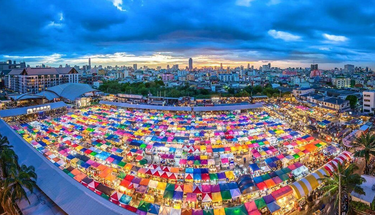 thailand,markets to visit in thailand,maeklong railway market,bangkok,floating market,damnoen saduak,chatuchak weekend market,pak khlong talat,night market,hua hin