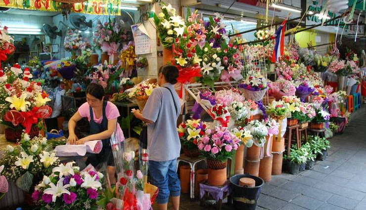 thailand,markets to visit in thailand,maeklong railway market,bangkok,floating market,damnoen saduak,chatuchak weekend market,pak khlong talat,night market,hua hin