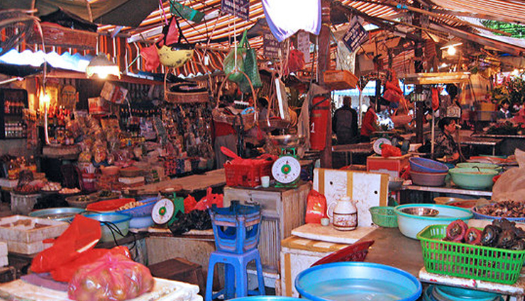 dong xuan market,hang be market,banana market,hang da market,hanoi weekend night market,hanoi,markets