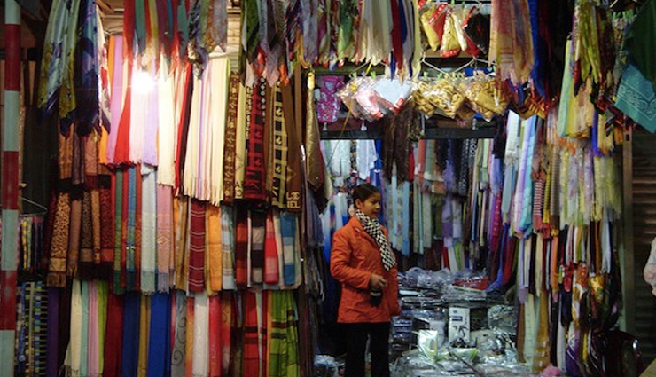 dong xuan market,hang be market,banana market,hang da market,hanoi weekend night market,hanoi,markets