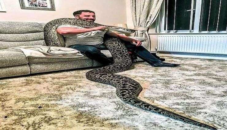 इस शख्स ने पाल रखा है 18 फीट लंबा सांप, बिना किसी डर के रखता हैं अपने दो बच्चों के साथ 