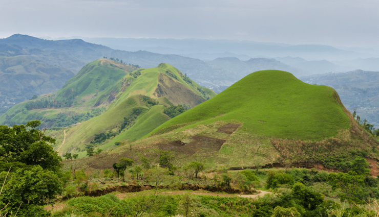 cameroon,must-see places,beauty,diversity,travel destinations,tourism,attractions,natural wonders,cultural sites,historical landmarks,wildlife,adventure,scenic beauty,top destinations,explore cameroon,african travel