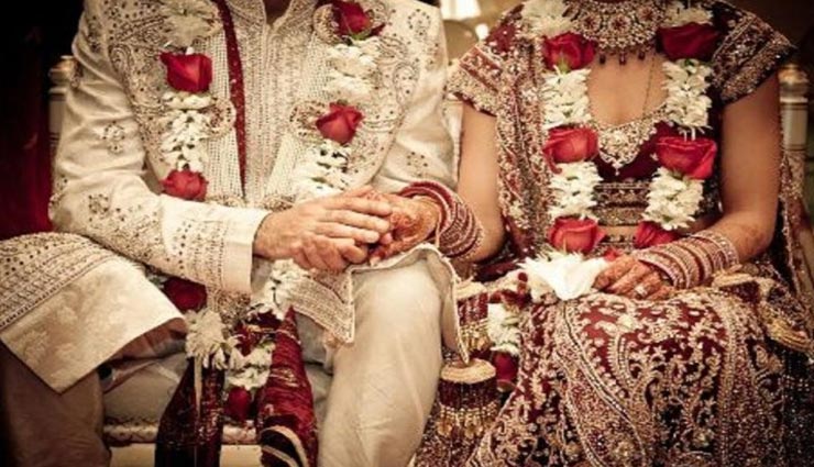 दुल्हन को देखते ही दूल्हा करने लगा अजीब हरकतें, शर्ट फाड़कर जमीन पर रगड़ने लगा अपनी नाक