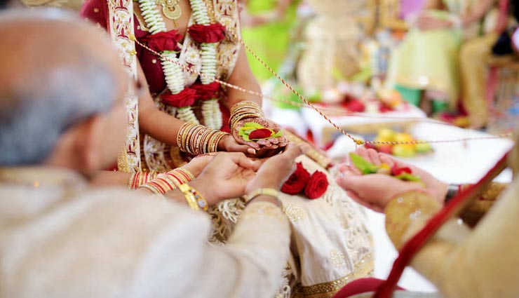 अनोखा रिवाज : भारत की इस जगह में शादी से पहले लड़की का माँ बनना जरूरी
