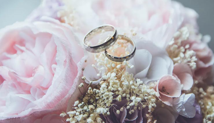 कपल ने सिक्का उछालकर तय किया अपना भविष्य, लिया अनोखा फैसला weird news,weird incident,weird decision,florida newlywed,flipped a coin fo last name